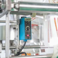 Machine automatique de remplissage et d'emballage de sachets de miel liquide de petite taille