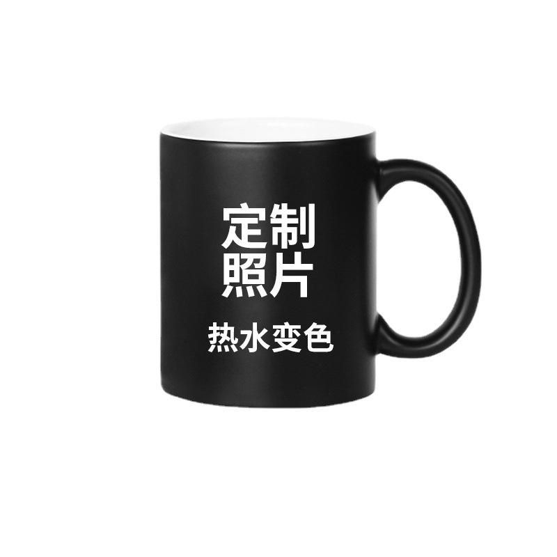 Corazón sostiene taza de leche