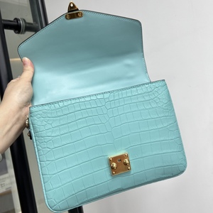 Sac à main enveloppe en cuir de crocodile bleu avec fermeture à fermoir doré, sac élégant à bandoulière unique pour femme, pour un usage quotidien - Product Image 5