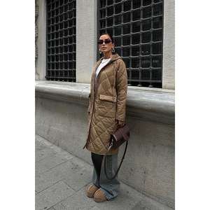 เสื้อโค้ทโซเบแบบยาวมีฮู้ดและซิป เสื้อโค้ทกันหนาวลำลองสำหรับผู้หญิง แขนยาว ผลิตจากเส้นใยโพลีเอสเตอร์ทอ สีคาเมล - Product Image 6