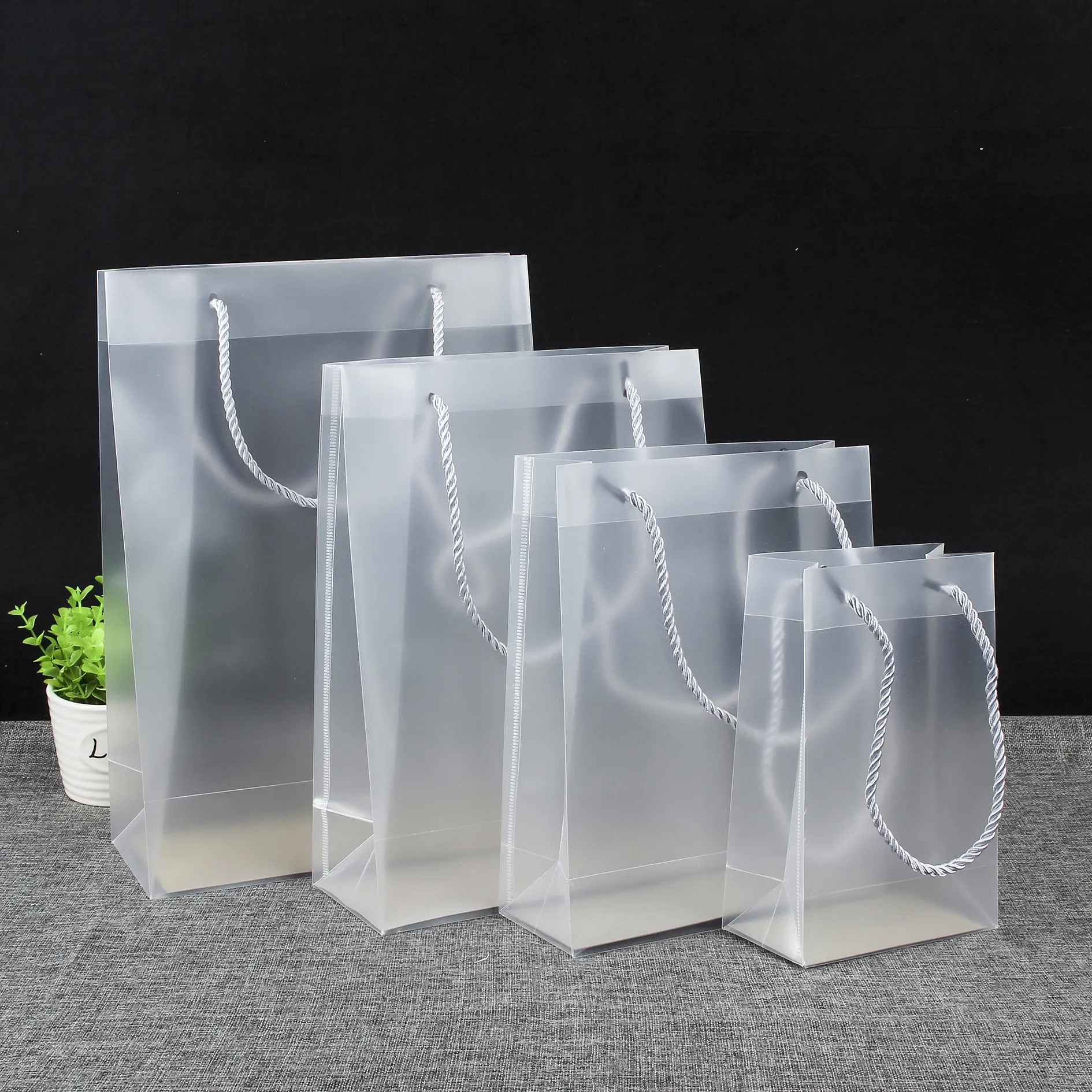 적절한 가격 최고 품질 방수 플라스틱 PVC 투명 선물 가방 젖빛 쇼핑백