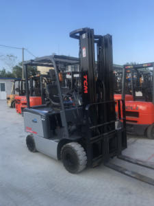 Vente de chariots élévateurs diesel électriques TCM mini 3 tonnes d'occasion, fabriqués au Japon, pour entrepôts et usines - Product Image 4