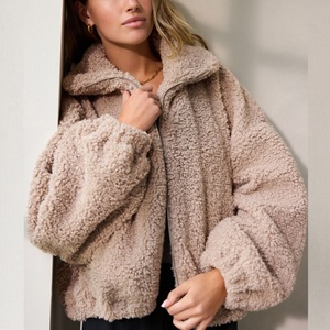 Ventes en gros de sweats à capuche pour femmes en molleton lourd avec fermeture éclair intégrale et poignets élastiques, sweat à capuche d'hiver personnalisé pour femmes avec logo sur le devant - Product Image 5