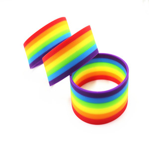 Bracelet en silicone imperméable à rayures arc-en-ciel, nouveau design, impression sérigraphique, logo personnalisé, différentes couches de couleurs, promotionnel - Product Image 1