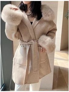 <span class=keywords><strong>Cappotto</strong></span> Invernale di Lusso da Donna in Lana e Cashmere <span class=keywords><strong>con</strong></span> Cappuccio Bordato in <span class=keywords><strong>Pelliccia</strong></span> di Volpe e Polsini in <span class=keywords><strong>Pelliccia</strong></span> - Product Image 4