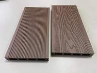 Planche de terrasse extérieure en WPC, couleur bois brossé moderne, imperméable, avec grain de bois profond en relief 3D