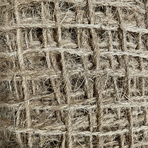 Filet de noix de coco protège les cultures contre les mauvaises herbes dans le jardinage - Product Image 1