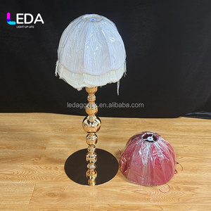 Lampe de table en métal doré LEDA, abat-jour à pompons blancs bordeaux, centre de table pour mariage, décoration de réception pour banquets, événements et fêtes - Product Image 3