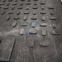 Tapis de protection de sol en PE découpé pour chantier de construction, accès temporaire par routes, levage de grues et camions lourds, sol boueux et tassement.