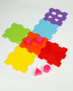 CUBE D'ACTIVITÉS Un cube d'activités vibrant, robuste et stimulant de Girnar, composé de 6 panneaux et contenant un total de 11 activités pour notre jeune prodige. - Product Image 5