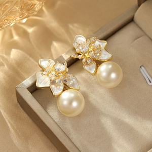 Boucles d'oreilles clous en perles de style Hong Kong plaquées or luxueuses, coupe princesse, motif floral élégant, accessoire haut de gamme - Product Image 3