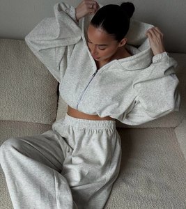 Ensemble de survêtement 2 pièces pour femme : pantalon de jogging uni et sweat à capuche zippé, personnalisable avec logo, confortable - Product Image 4