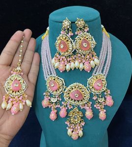 ชุดเครื่องประดับสร้อยคอลูกปัดแบบไม่ได้เจียระไนแบบสวยชุดเครื่องประดับสร้อยคอสำหรับงานแต่งงานของอินเดียพร้อมต่างหูสร้อยคอ Meenakari ที่ได้แรงบันดาลใจจากราชินี - Product Image 5