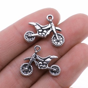 Pendentif breloque moto tout-terrain en alliage de zinc argenté antique pour la fabrication de colliers, bracelets et bijoux de véhicules, fournitures en gros - Product Image 1