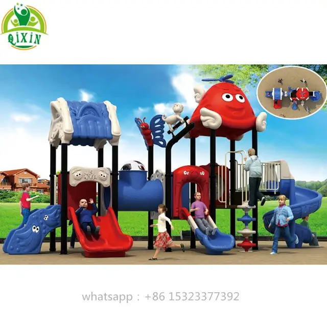 赤と青のシリーズ公園の子供たちは地面の裏庭のスライドを再生します