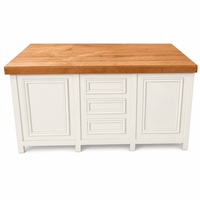 Buffet de cuisine en bois massif blanc style ferme, avec îlot central, plan de travail en bois massif et rangement à panneaux surélevés