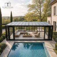 Véranda mobile moderne en aluminium et verre, conçue avec une vue panoramique et un design quatre saisons pour balcons et serres