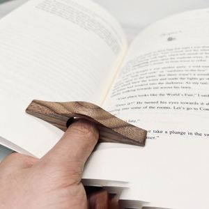 Soporte de Madera para Páginas, para una Lectura Cómoda con una Sola Mano, Regalo Hecho a Mano para Amantes de los Libros, Accesorio de Lectura, Soporte para Libros - Product Image 3