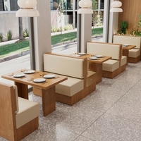 Ensemble de mobilier de restaurant moderne en bois avec séparateurs croisés, banquettes courbes, tables rondes et chaises crème – Vente en gros