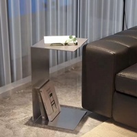 Minimalistischer C-förmiger Beistelltisch aus Edelstahl im italienischen Stil, leichter, luxuriöser, schlichter Wohnzimmer-Couchtisch, rechtwinkliger Eckentisch
