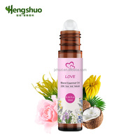 Rouleau d'huile de massage de qualité cosmétique de marque privée 10ml sur un mélange d'huiles essentielles biologiques naturelles Rouleau multi-usage au romarin pour la peau