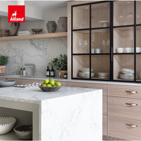 Armoires de cuisine Alland sur mesure en chêne rainuré horizontal, avec vitrine en bois, métal et verre, et plan de travail en marbre ou quartz