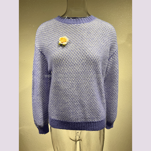 Suéter de piel de manga larga para mujer de punto grueso invierno cálido y acogedor con logotipo de marca frontal - Product Image 4