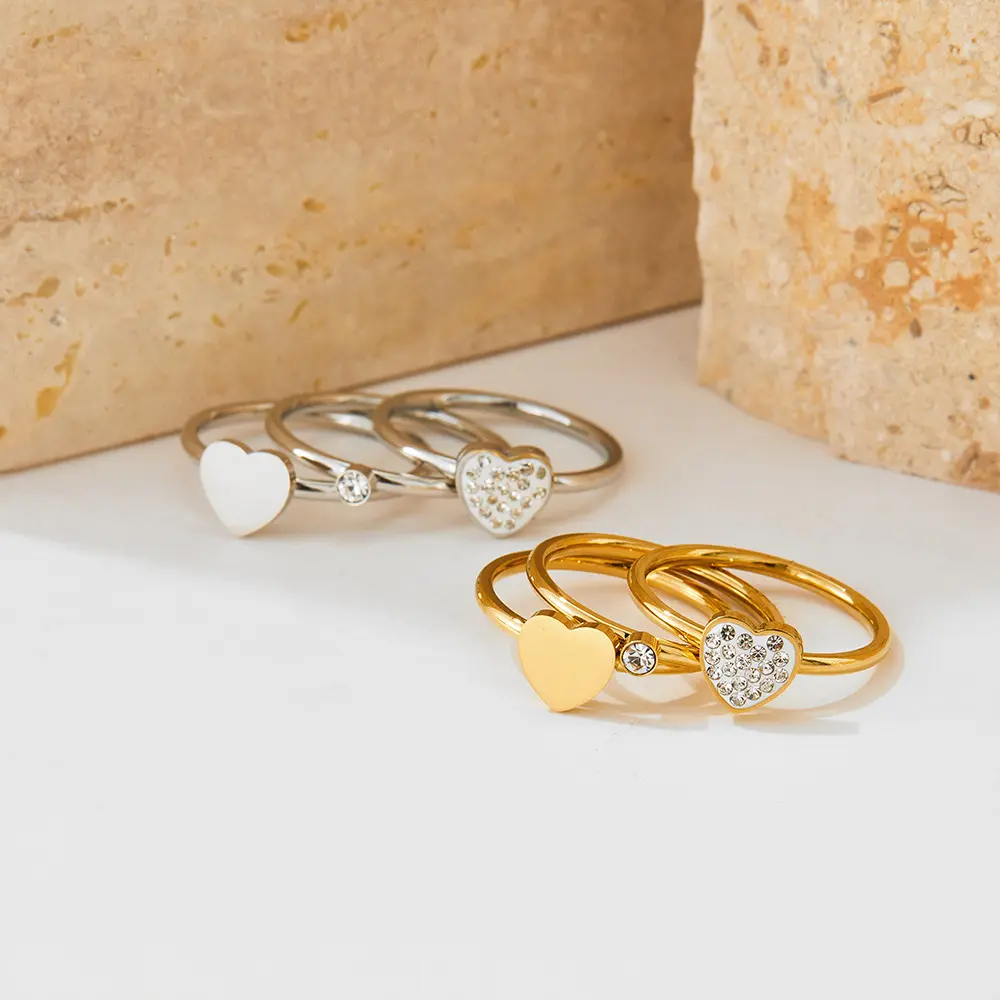 QIFEI vente en gros Zircon amour coeur anneaux trois pièces femmes tendance en acier inoxydable amour anneaux ensemble