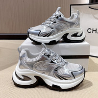Chaussures décontractées pour femmes, style coréen, nouvelle collection été 2025, à semelle épaisse antidérapante, en maille respirante, argentées, rehaussantes, tendance