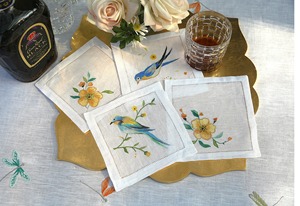 Serviette de cocktail en lin Songbird in Bloom |   Linge de table réutilisable en lin 100% naturel de qualité supérieure, respectueux de l'environnement, motif oiseaux et fleurs - Product Image 2