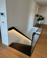 Escalier droit moderne en bois massif peint en noir pour intérieur, escalier flottant avec main courante en bois noir et éclairage LED