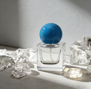 Envase Cosmético Personalizado de Lujo y Alta Calidad, Botella de Vidrio Cuadrada de <span class=keywords><strong>18</strong></span> ml con Pulverizador para Suero, Loción, Base de Maquillaje y Difusor de Aromas - Product Image 1