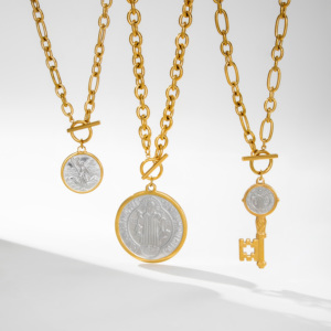 YF6528 Collana con Ciondolo a Forma di Chiave d'Angelo, Catena OT in Acciaio Inossidabile Placcato Oro 18k, Ipoallergenica e Impermeabile - Product Image 1