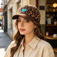 Casquette de camping personnalisée avec logo, 5 panneaux, visière en velours côtelé, imprimé léopard, en coton, non structurée, pour le glamping, le camping et les activités de plein air, vente en gros