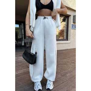 Pantalones Deportivos Blancos Básicos para Mujer - Product Image 4