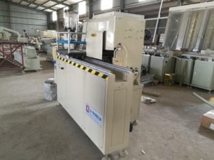 Máquina Fresadora Automática CNC Controlada por PLC para Perfiles de Aluminio con Componente de Motor Central y Alta Seguridad - Product Image 3