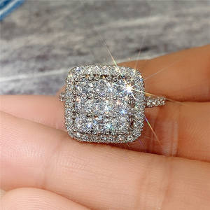 F1199 Anello di Lusso con Diamante Taglio Principessa, Gioiello da Fidanzamento per Donne, Elegante Design Quadrato con Halo, Fede Nuziale Raffinata in Oro Bianco 18K - Product Image 6