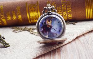 <span class=keywords><strong>Montre</strong></span> <span class=keywords><strong>de</strong></span> <span class=keywords><strong>poche</strong></span> commémorative rétro Superman, pour hommes et femmes, Collection <span class=keywords><strong>de</strong></span> lumières animées, à rabat nostalgique, usine Di - Product Image 3