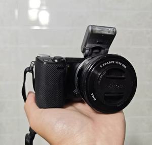 Appareil photo hybride Sony NEX 5R d'occasion avec objectif E PZ 16-50 mm, 16,1 MP, APS-C, vidéo Full HD, bon état, prêt à être expédié - Product Image 1