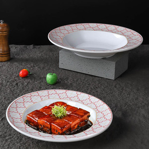 Assiette ronde en mélamine avec motif rouge, vaisselle de restaurant durable pour les repas d'hôtel - Product Image 1