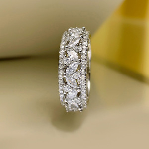 Anello Vintage a Fascia Larga con Motivi Floreali per Donne, Elegante Gioiello da Dito alla Moda - Product Image 1