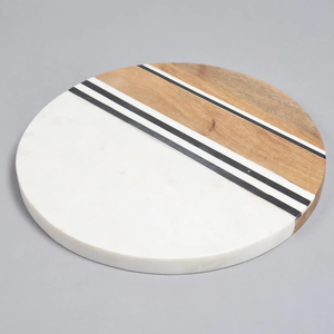 Planche à découper ronde en marbre et bois avec des rayures noires et blanches, design antidérapant - Product Image 1