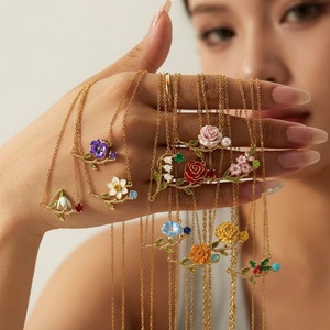 Collar de 12 Meses con Ramas de Flores Esmaltadas, <span class=keywords><strong>Perlas</strong></span> de Cristal y Cadena Dorada, Joyería Floral para Mujer, Regalo Apilable para Cumpleaños o Mes de Nacimiento - Product Image 1