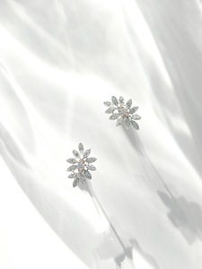 Pendientes de Diamantes con Copos de Nieve Dorados, Joyería Fina de 14K, Fabricante Personalizado al por Mayor, Fábrica de Joyería OEM ODM, Pendientes de Regalo para Mujer - Product Image 5