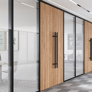 حواجز زجاجية مكتبية حديثة وفاخرة مصنوعة حسب الطلب للاستخدام في غرف المعيشة والمستشفيات والأماكن التجارية - Product Image 1