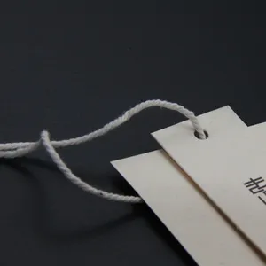 Desain Kustom Label Gantung dengan Gratis Sling Tag Ayunan 800gsm Karton Hangtag Kustom Mewah Hang Tag untuk Pakaian