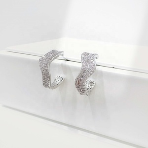 Boucles d'oreilles clous géométriques rondes en argent 925 de haute qualité, plaquées rhodium, avec zircon, minimalistes, pour femmes, pour tous les jours et les soirées. - Product Image 5