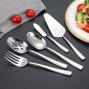 Juego de Cubiertos de Acero Inoxidable de 13 Piezas con Textura Martillada, Cuchara para Servir, Tenedor, Cuchara para Salsas, Espátula para Pizza, Esparcidor de Aceite, Estilo Occidental - Product Image 2