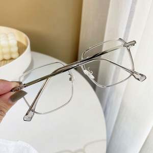 Gafas de Moda con Lentes que Cambian de Color, Anti Luz Azul, Montura Cuadrada Grande, Gafas de Computadora Fotocromáticas para Mujer - Product Image 6