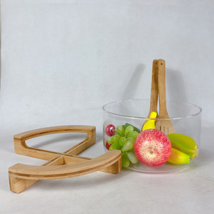 Ensaladera de vidrio con base de bambú y juego de cubiertos, diseño minimalista para servir comida en fiestas. - Product Image 2